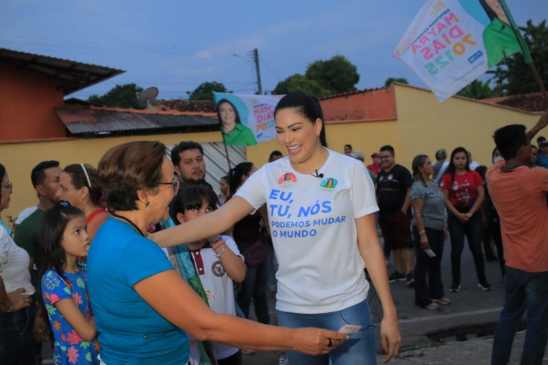 Mayra Dias Caminha Pelas Ruas Do Bairro Santa Clara E Recebe Carinho Da