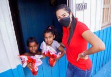 “Vim de família humilde. Sei o sentimento de você querer algo e não poder”, diz Mayra Dias ao entregar ovos de Páscoa a crianças carentes
