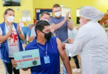 “Eu acredito na ciência”, diz prefeito de Parintins ao ser vacinado contra Covid-19