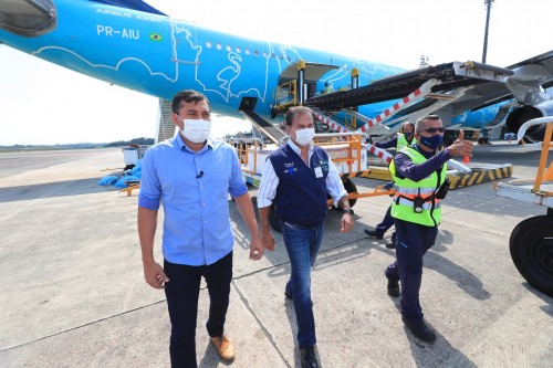 Governador-Wilson-Lima-e-secretário-de-Saúde-Anoar-Samad-acompanham-chegada-de-vacinas-contra-a-Covid-Foto-2_Diego-Peres_Secom-500x333