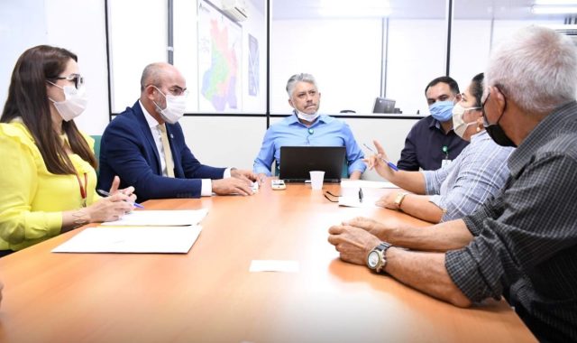 03-Dep.-Cabo-Maciel-reuI-ne-na-Amazonas-Energia-e-trata-de-demandas-do-Luz-para-Todos-nos-municiI-pios-640x380