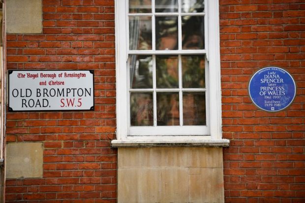 Princesa Diana é homenageada com placa azul em prédio onde morou em Londres