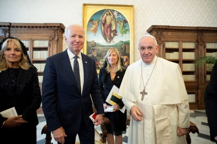 Presidente dos Estados Unidos, Joe Biden, e primeira-dama dos EUA, Jill Biden, durante encontro com o papa Francisco no Vaticano