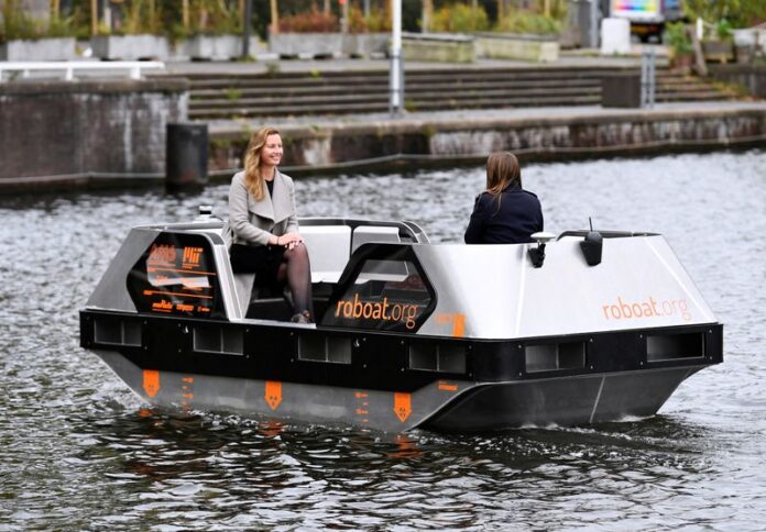 Pesquisadores experimentam barcos autônomos, os '' Roboats'' nas vias navegáveis de Amsterdã, na Holanda