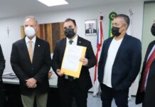 Presidente do TCE-AM entrega parecer prévio de julgamento das contas de Wilson Lima ao presidente da Aleam