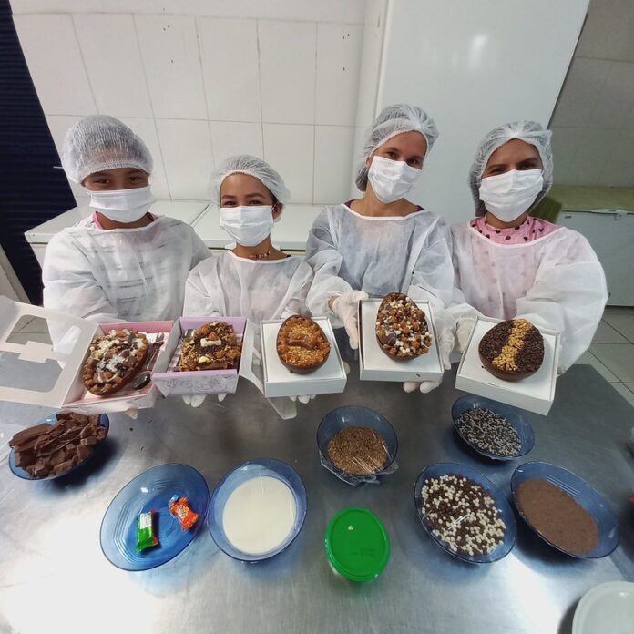 Encerramento do curso de produção de ovos de páscoa a mulheres em situação de vulnerabilidade. Foto: Marcely Gomes