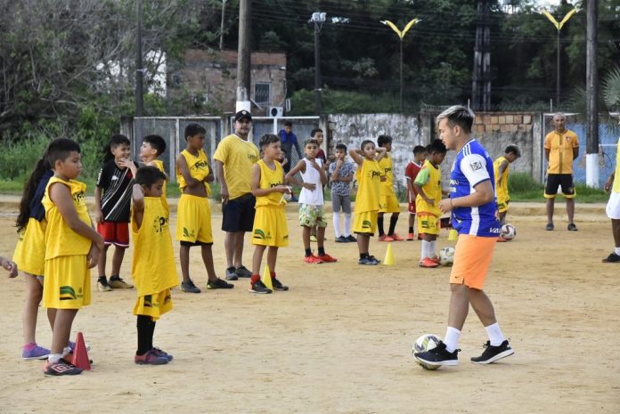 Escolinha-de-futebol-no-Pelci-2-1024x684-1-696x465