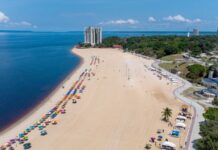Prefeitura de Manaus e bombeiros alertam para cuidados com crianças na praia da Ponta Negra