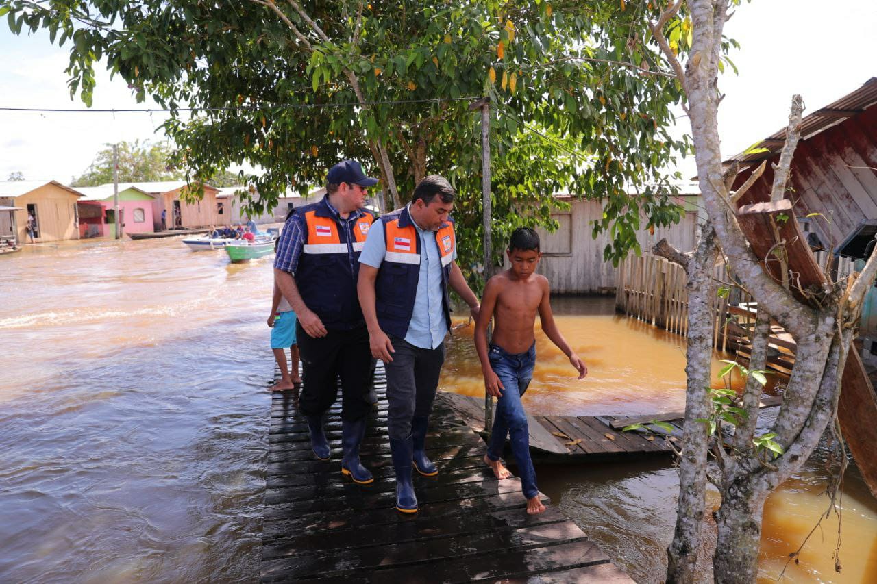 Governador-Wilson-Lima-percorre-area-de-enchente-em-Eirunepe-1-Foto_Lucas-Silva_Secom