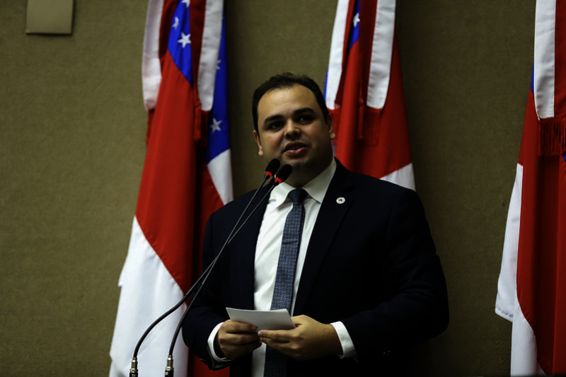 Dep. Roberto Cidade - Lei de Roberto Cidade garante gratuidade no reconhecimento voluntário de paternidade(1)