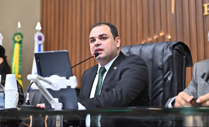 Dep.-Roberto-Cidade-requer-novos-computadores-para-escola-estadual-da-zona-Rural-de-Manacapuru-e1656361900350