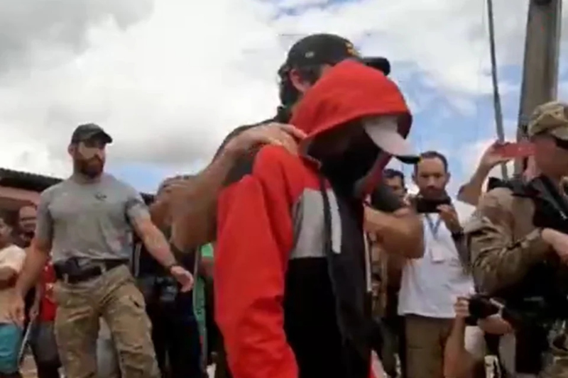 Dos-Santos-e-levado-pela-PF-para-local-de-desaparecimento-de-jornalista-e-indigenista