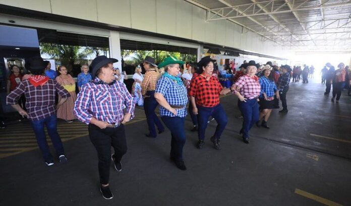04-Assembleia-Legislativa-do-Amazonas-realiza-abertura-de-Bazar-Julino-das-Empreendedoras-e1658772969501(1)