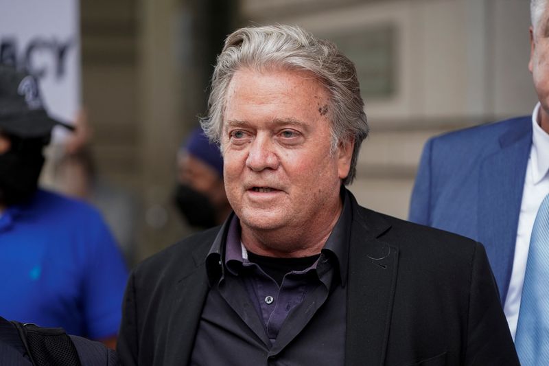 Steve Bannon, ex-assessor de Trump, deixa o tribunal após o primeiro dia de seu julgamento por recusar intimação do Congresso, em Washington, EUA
