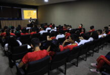 Alunos da Escola Denizard Rivail participam do programa Conhecendo o Legislativo