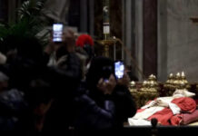 Velório de Bento XVI na Basílica de São Pedro reúne milhares de fiéis