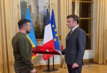 Macron concede a Zelensky a maior honraria da França; veja vídeo