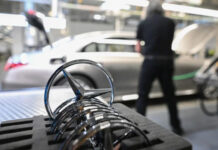 Crise nas montadoras: Mercedes-Benz também dá férias coletivas