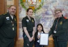 Menina de apenas 5 anos liga para emergência e salva a vida da mãe