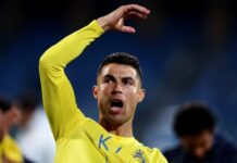 Cristiano Ronaldo faz gesto obsceno à torcida que cantou nome de Messi