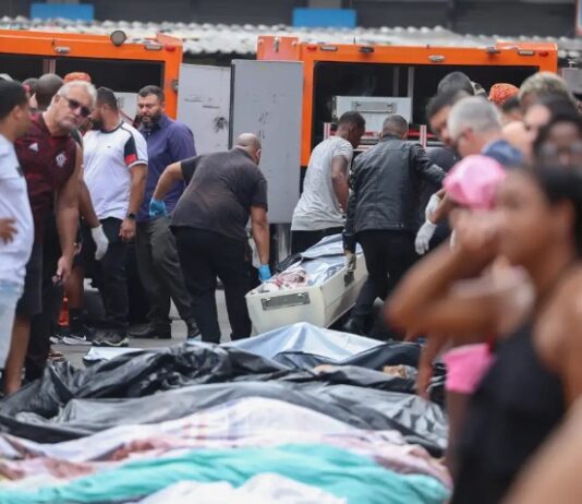 Moradores retiram cerca de 60 corpos em área de mata após operação