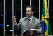 Plínio pede urgência para proposta que garante segurança e gratuidade do Pix