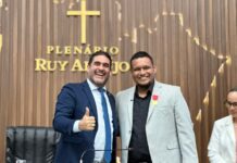 Deputado Cristiano D’Angelo homenageia o vice-prefeito de Manacapuru, Franz Melendez, com a Medalha Ruy Araújo na Aleam