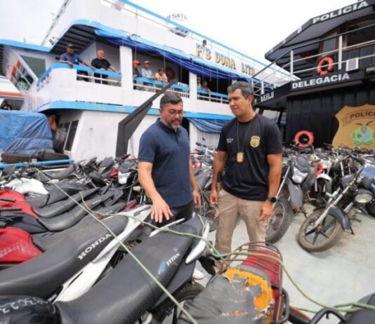Governador Wilson Lima acompanha chegada de maior número de motocicletas recuperadas em operação policial