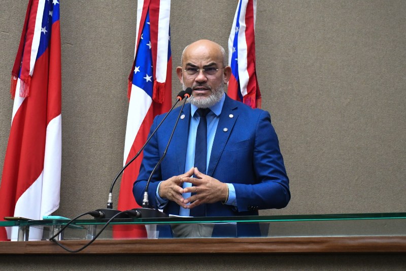 Cabo-Maciel-parabeniza-forcas-de-seguranca-pela-apreensao-de-cerca-de-meia-tonelada-de-cocaina-em-Maues-Foto-Paulo-Ferraz-scaled (1)