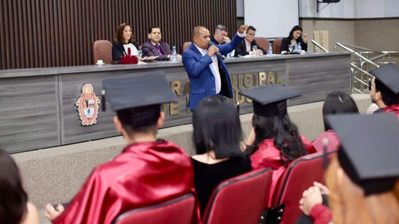 Camara-Municipal-recebe-formandos-da-turma-de-Odontologia-da-Faculdade-IAES (1)