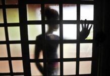 Mãe é presa por conivência após desenho de filha revelar abusos de padrasto