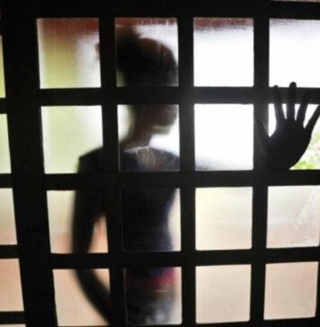 Mãe é presa por conivência após desenho de filha revelar abusos de padrasto