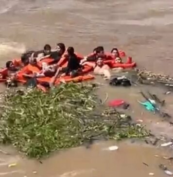 Bombeiros localizam corpo durante buscas por vítimas de naufrágio no Encontro das Águas, em Manaus
