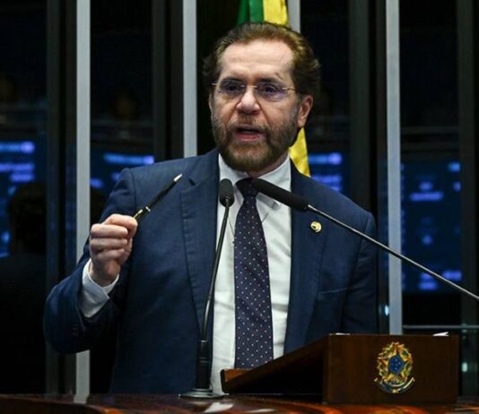 Plínio Valério destaca revogação de concessão de hidrovias amazônicas