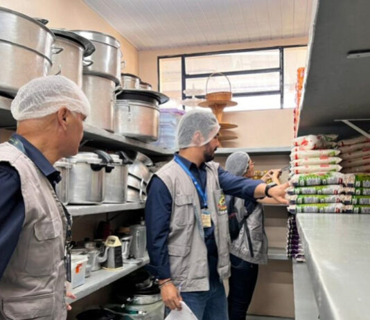 Blitz do TCE-AM fiscaliza merenda escolar em 10 escolas estaduais de Manaus
