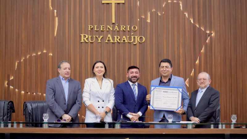 Deputado-Carlinhos-Bessa-concede-Titulo-de-Cidadao-e-reconhece-trajetoria-do-empresario-Francisco-Reboucas-no-Amazonas