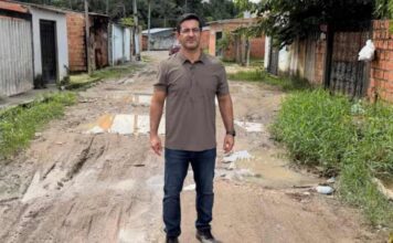 Saimon Bessa vistoria ruas no Campo Sales e denuncia precariedade na infraestrutura