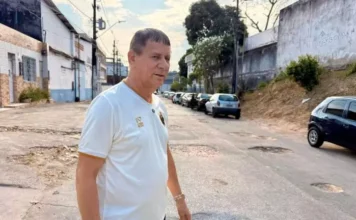 Na Praça 14, Roberto Sabino vistoria Rua Barcelos e solicita melhorias