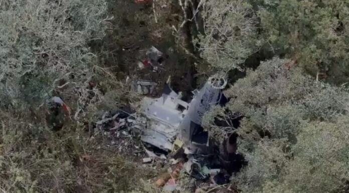 Bombeiros encontram helicóptero com corpo do cantor Rick